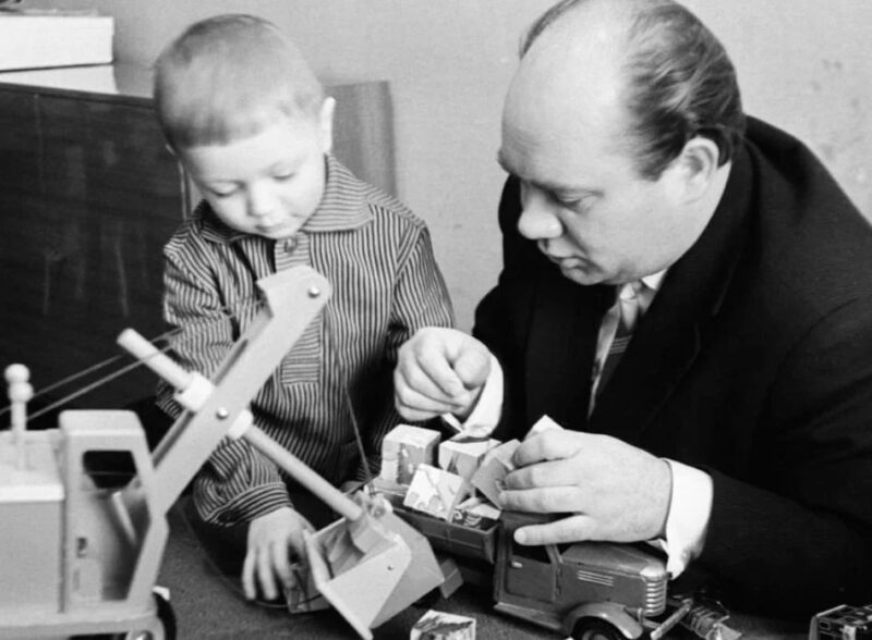 Евгений Леонов играет с маленьким ребёнком