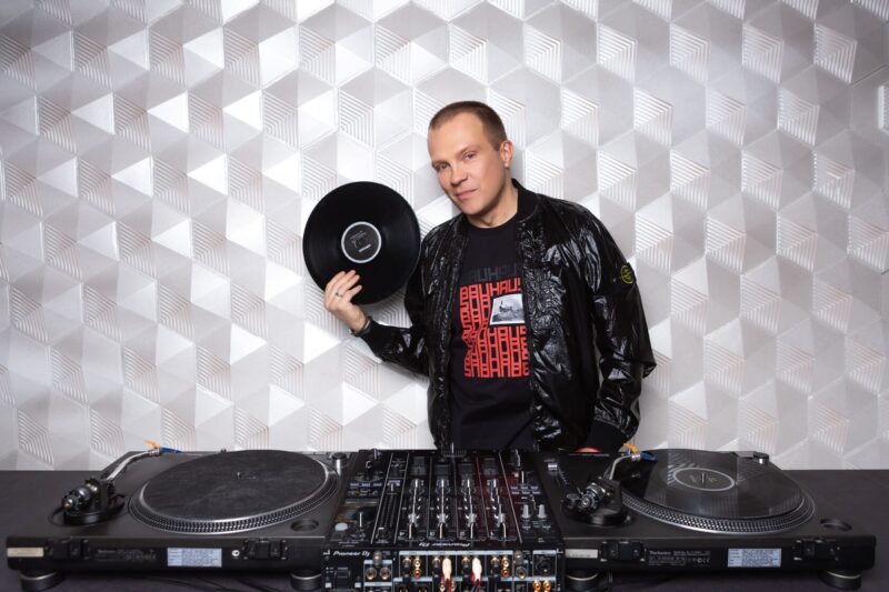 DJ Грув: от трека с голосами Горбачёвых до собственной школы электронной музыки в Москве