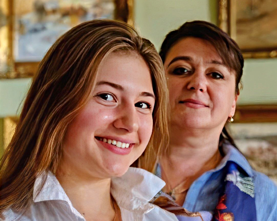 Занавешенные зеркала, четыре операции и дочь рядом: как живёт 57-летняя Анастасия Мельникова