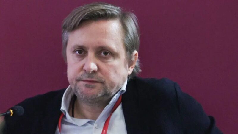 «Отец меня порол, а теперь мы просто знакомые»: 50-летний Артем Михалков, четверо детей и внук