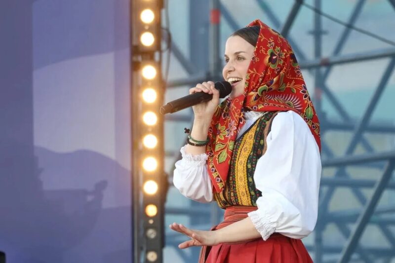 В Шанхае китайская молодёжь танцевала под «Матушку землю» Татьяны Куртуковой