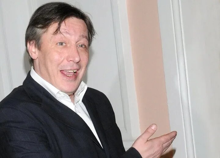 Михаил Ефремов после УДО вернулся на сцену, но живёт в съёмной квартире, которую оплачивает Никита