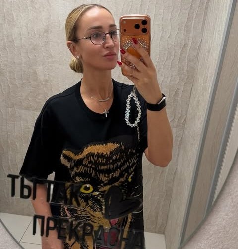 Артистка показала повреждённое колено специалистам клиники