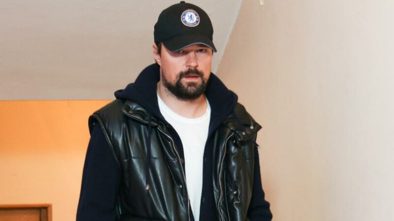 Дочь Козловского живёт в Нью-Йорке, алименты, по словам Зуевой, сократились на 80%, а суд — в Москве