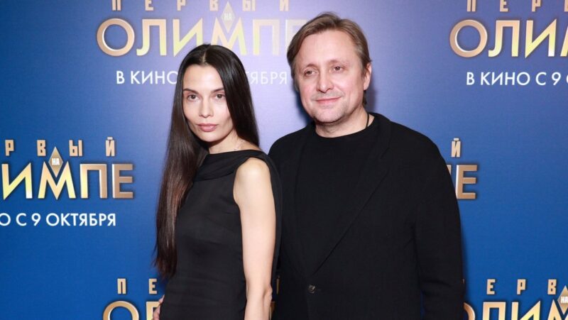 «Отец меня порол, а теперь мы просто знакомые»: 50-летний Артем Михалков, четверо детей и внук