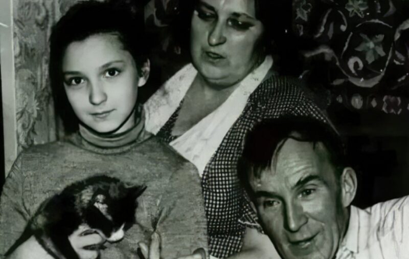 Олеся Железняк с родителями в детские годы