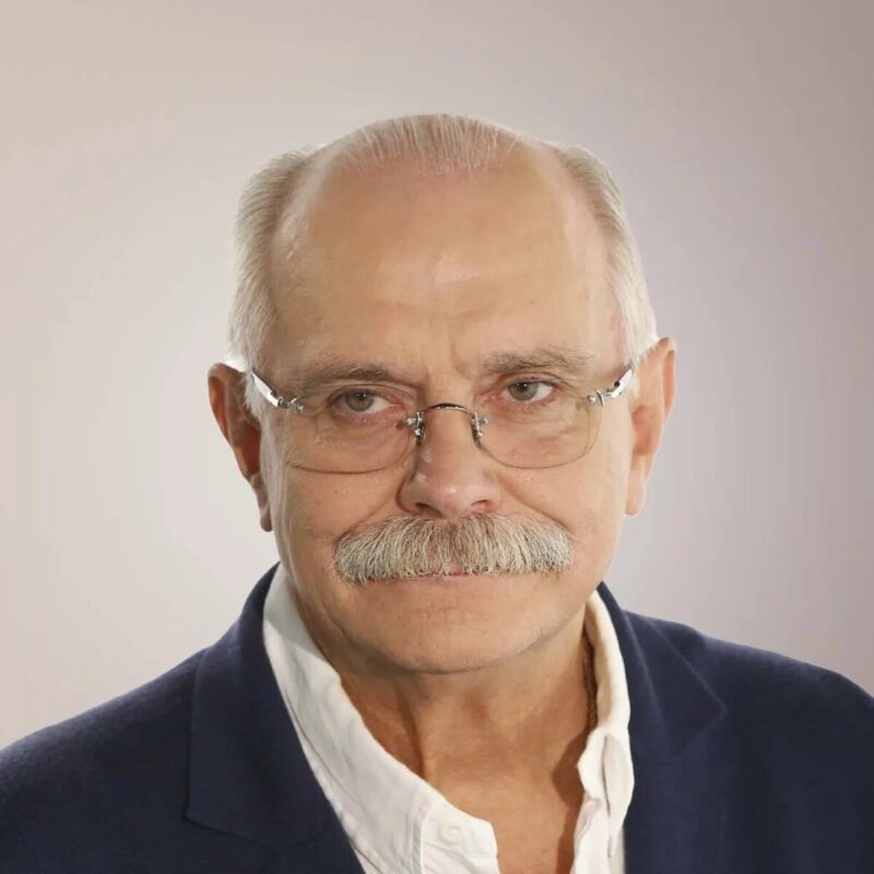 «Отец меня порол, а теперь мы просто знакомые»: 50-летний Артем Михалков, четверо детей и внук
