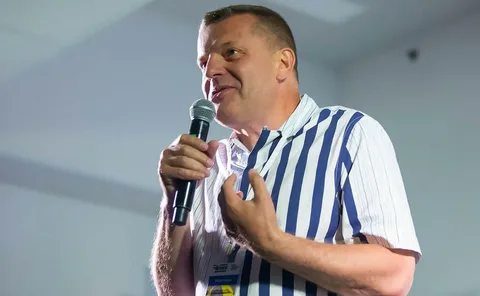 Леонид Парфенов рассказывал стране её историю — теперь издаёт «Намедни» за границей
