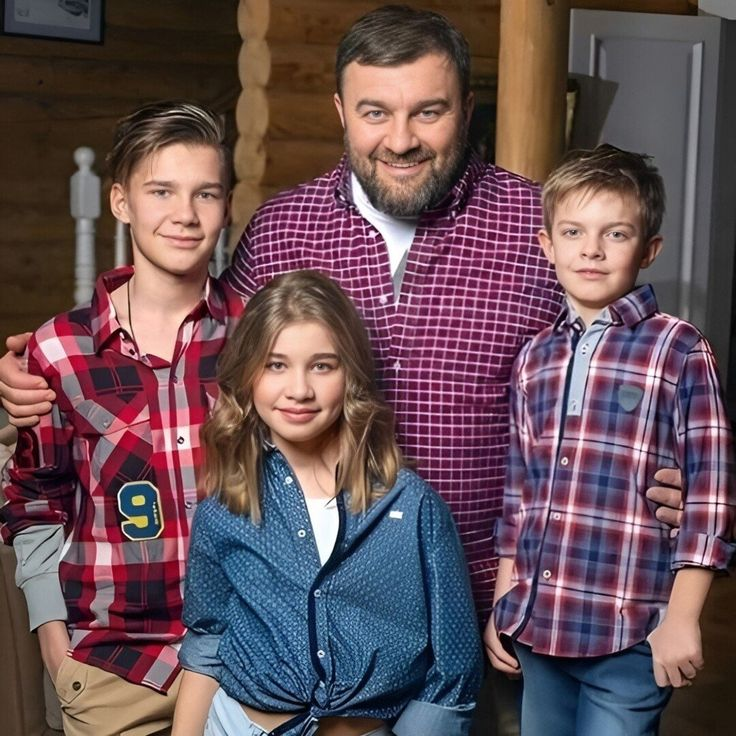 Михаил Пореченков с детьми
