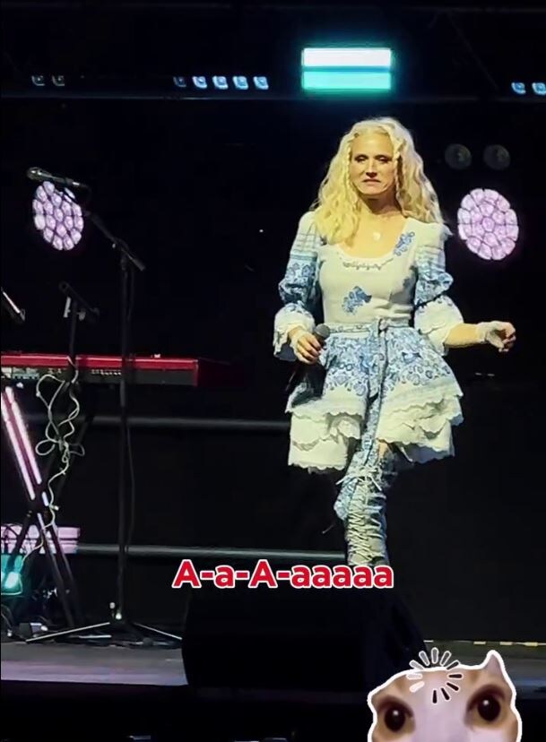 Почему короткие шорты Алёны Апиной вызвали спор о возрасте на сцене
