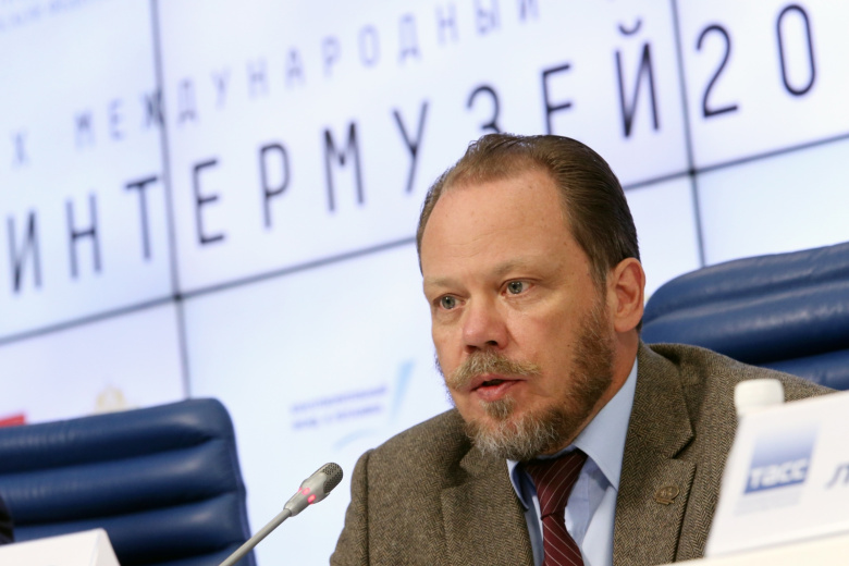 Александр Шолохов выступает с микрофоном на конференции