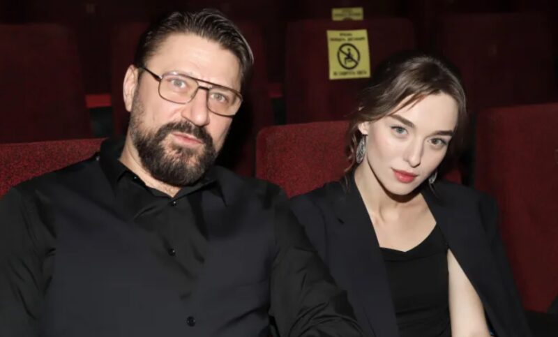 20 лет брака, четвёртая жена и рубашка за номер телефона: звёздные разводы 2026 года