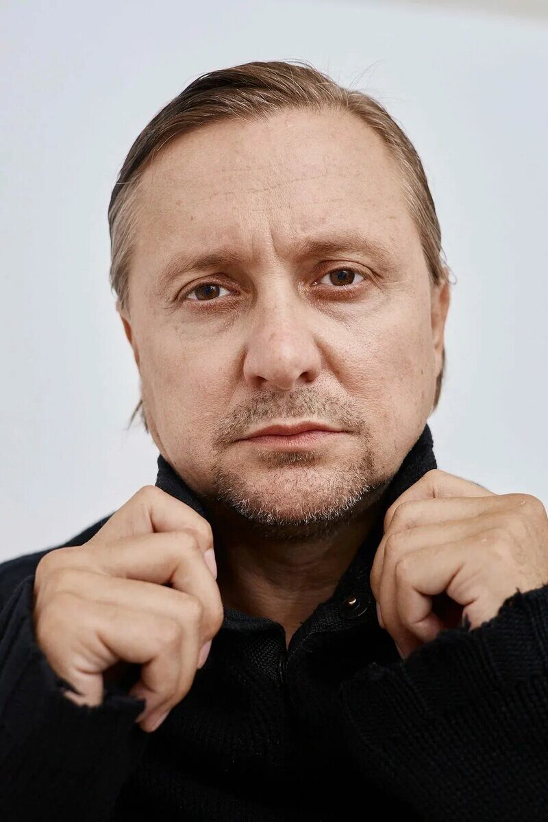 «Отец меня порол, а теперь мы просто знакомые»: 50-летний Артем Михалков, четверо детей и внук