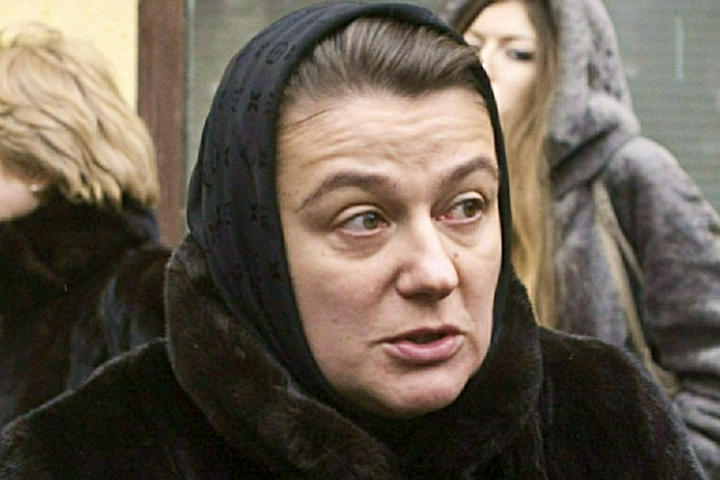 Занавешенные зеркала, четыре операции и дочь рядом: как живёт 57-летняя Анастасия Мельникова