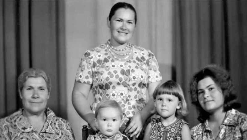 Семья актрисы: Нина с матерью, сестрой и племянницами