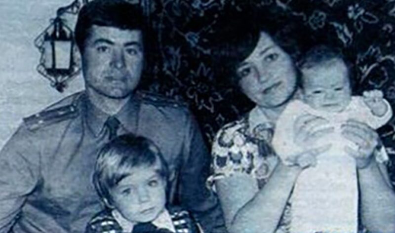 Анна Ковальчук в младенчестве с родителями и старшим братом