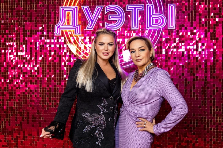 Анна Семенович и Татьяна Буланова вместе на фоне декораций шоу «Дуэты»