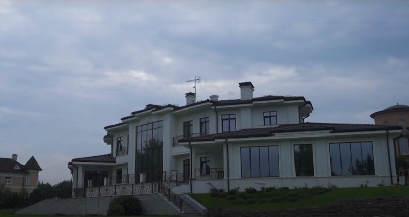 СМИ: дом Полины Гагариной оценен в 488 миллионов и оформлен на мать