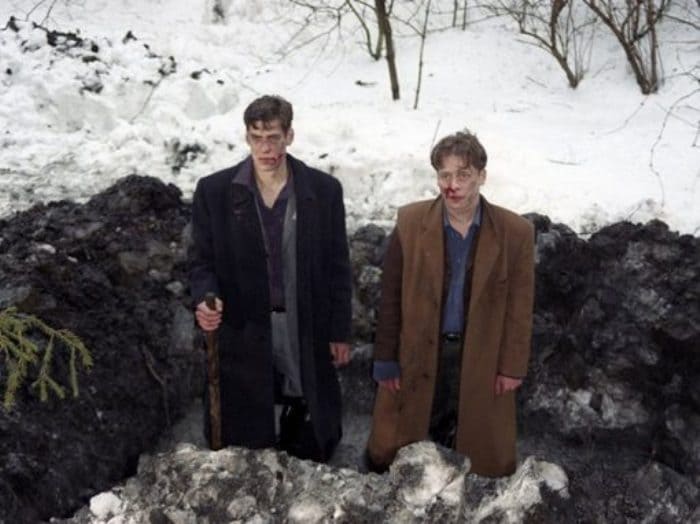 Персонажи сериала «Бригада» стоят возле заснеженной ямы