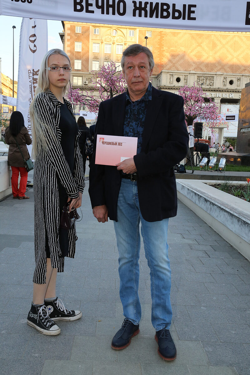 Раньше Анна Мария Ефремова часто появлялась на светских мероприятиях с отцом