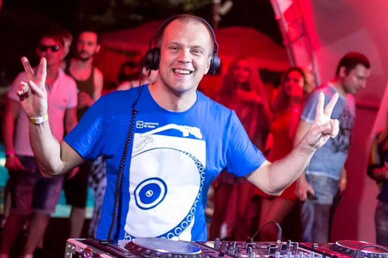 DJ Грув: от трека с голосами Горбачёвых до собственной школы электронной музыки в Москве