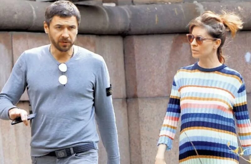 20 лет брака, четвёртая жена и рубашка за номер телефона: звёздные разводы 2026 года