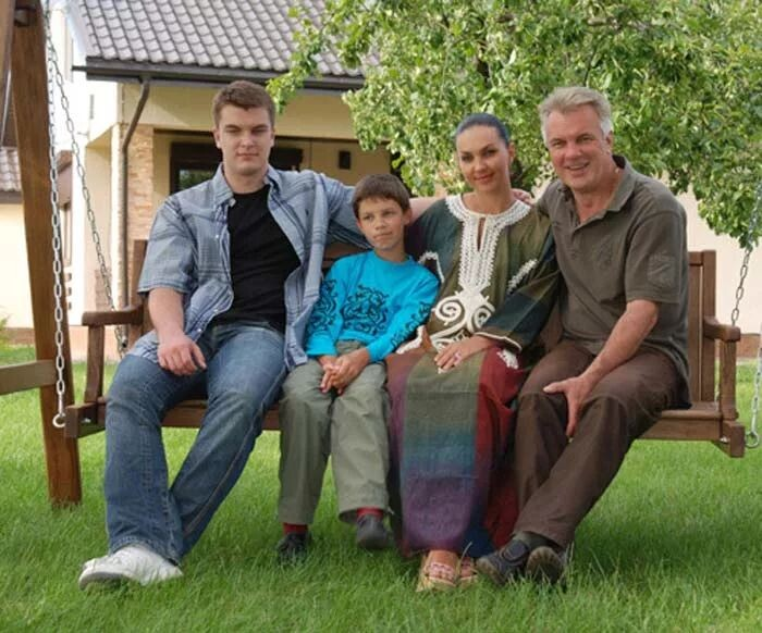 Анатолий Котенёв 11 лет вёл двойную жизнь и приезжал к первой семье «нашкодившим котом»